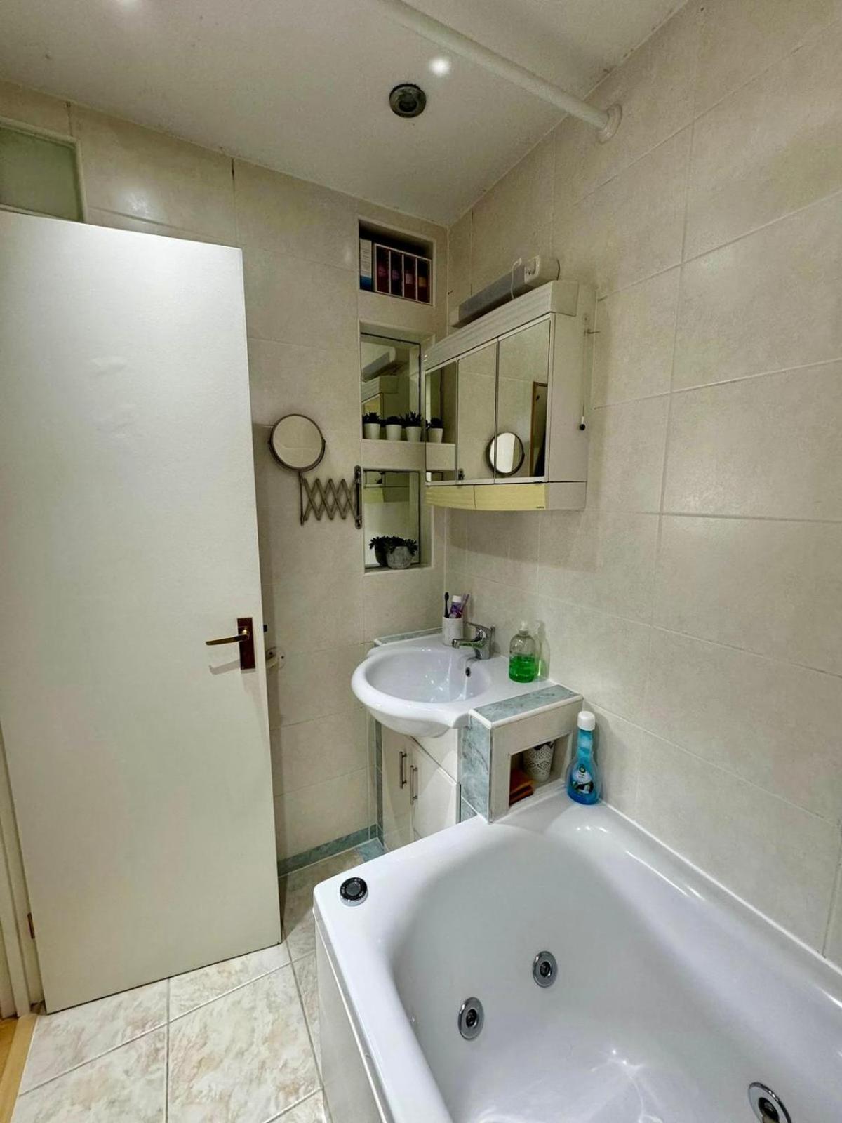 Amazing En-Suite Apartment In Finchley Central Londra Dış mekan fotoğraf